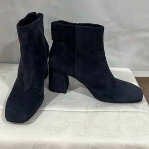 TOSCA BLU STUDIO 
Sleek Black Ankle Booties with Chunky Heel and Side Zipper